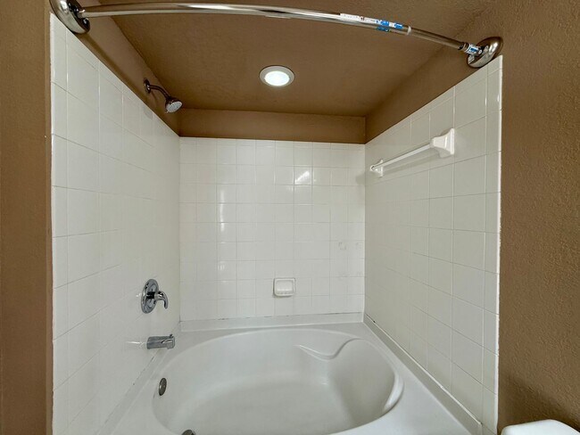 Building Photo - GROUND-LEVEL, 2-bedroom, 2-bath condo loca...