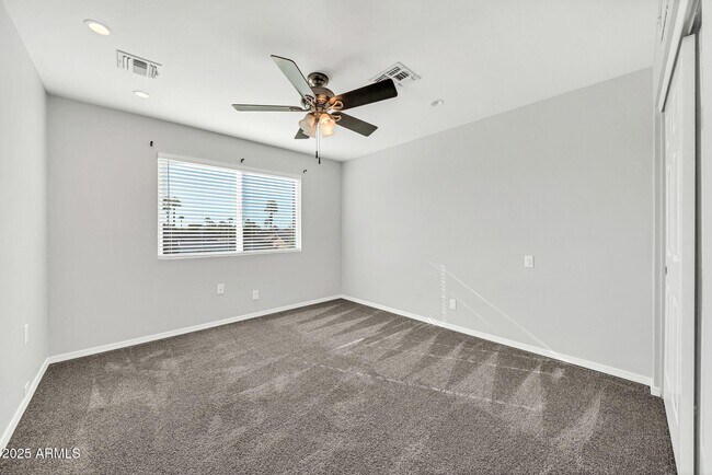 Building Photo - 5044 E Paradise Ln