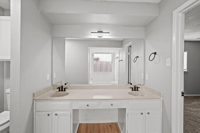 Building Photo - 7215 Trogon Ln