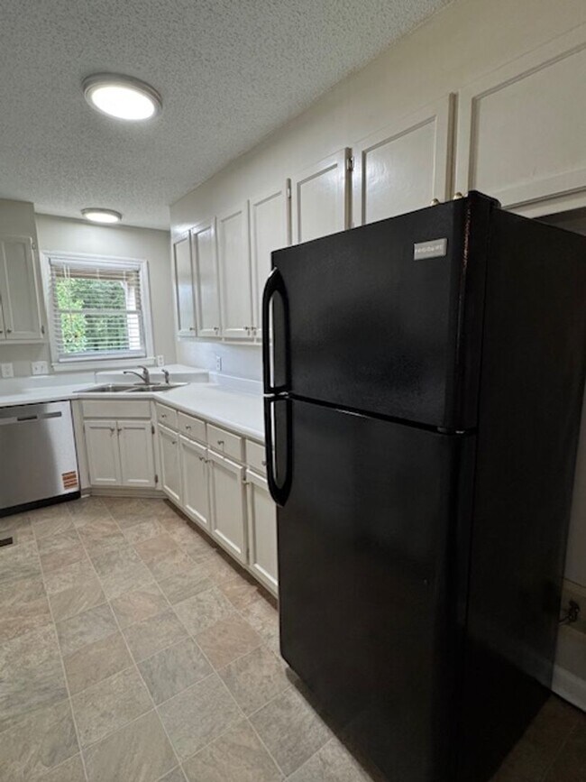 Building Photo - Downtown Greer area - This duplex is such ...