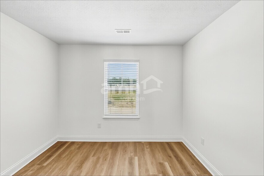 Building Photo - 21 Shady Elm Ln