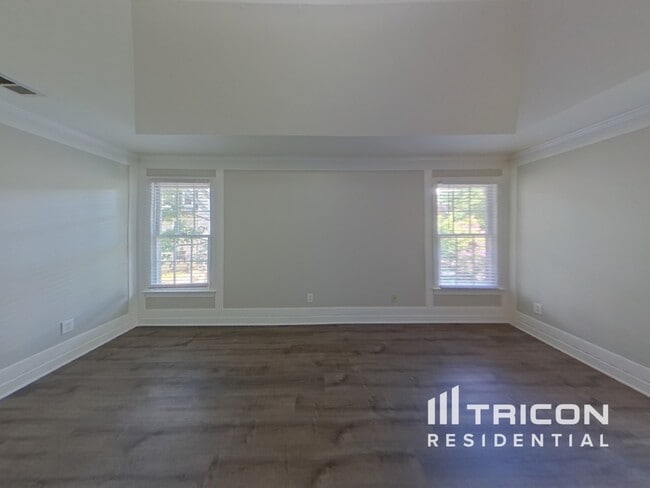 Building Photo - 5630 Vicarage Walk