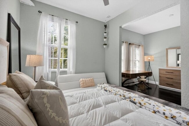 Building Photo - 203 E Thatch Palm Cir