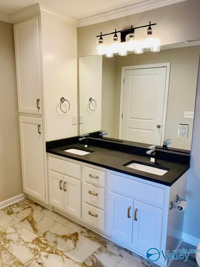 Building Photo - 2312 Pansy St SW