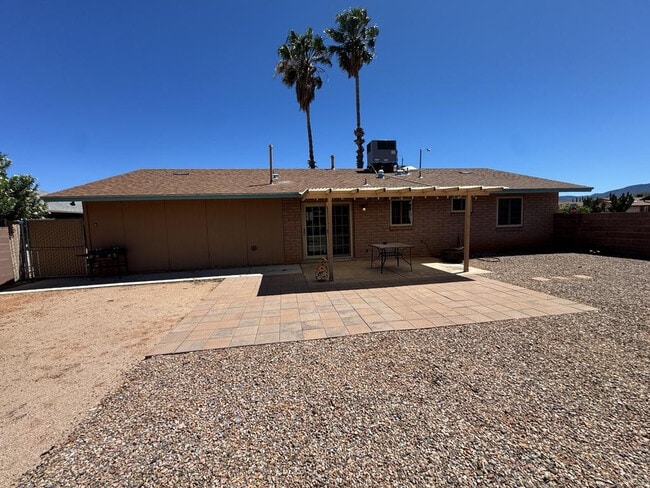 Building Photo - 1205 E Cottonwood Dr