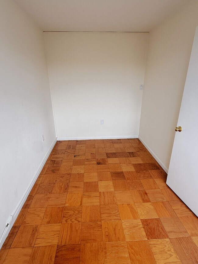 Building Photo - Ready for immediate move-in! 1 bed/1bath in Grosvenor.