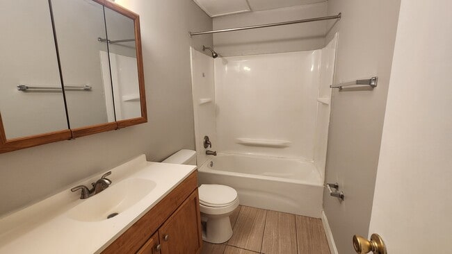 Building Photo - 102 W 8th Ave