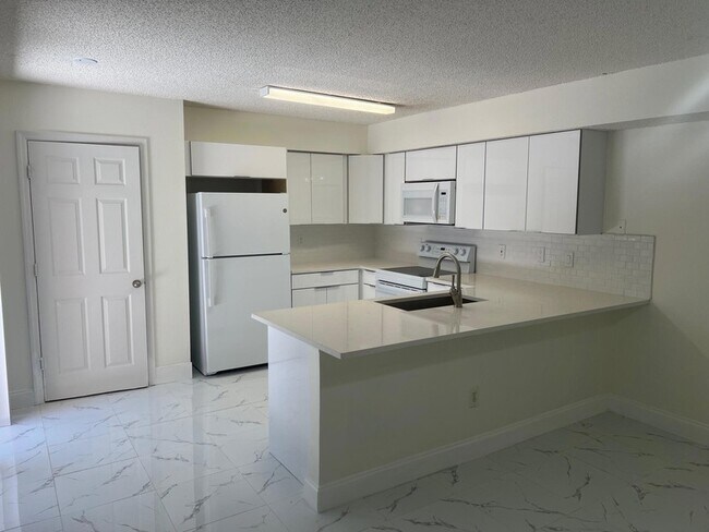 Building Photo - 2212 White Pine Cir