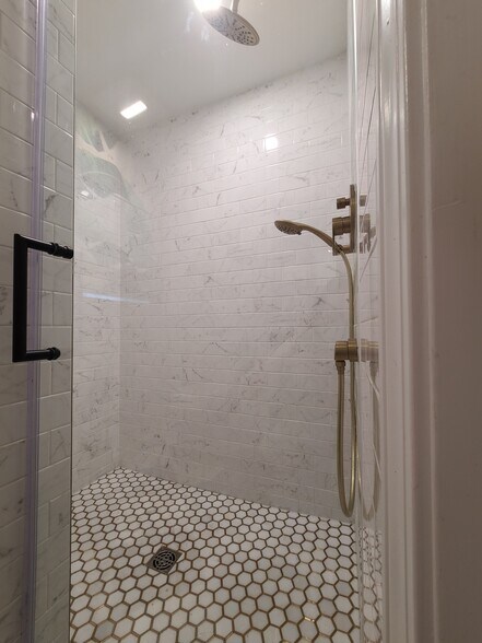 Bathroom (First Floor) - Marble & Brass - 557 Park Rd