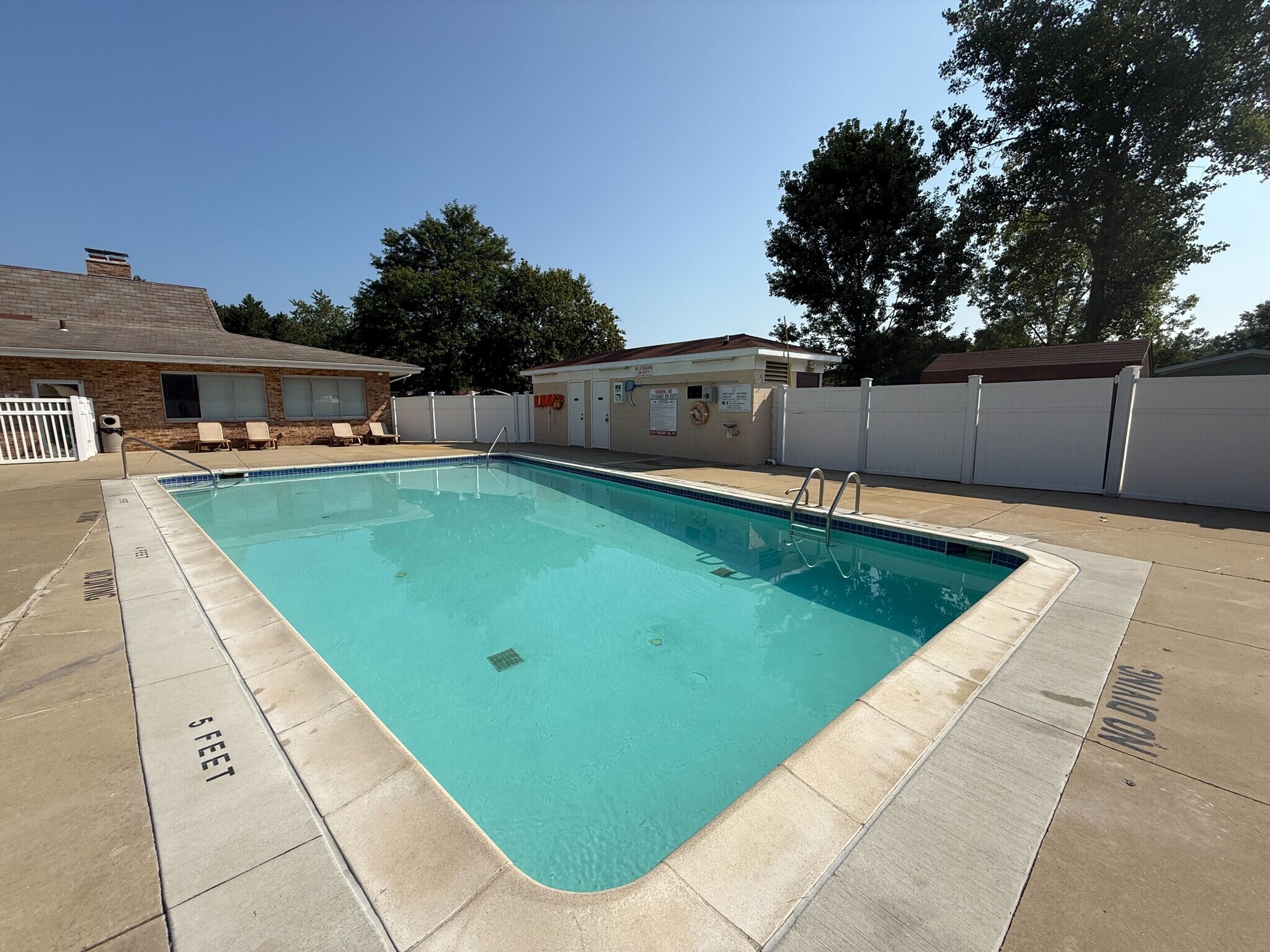 Building Photo - 11975 Creekview Ave