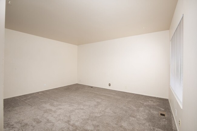 Building Photo - 2 Bedroom, 1 Bathroom Condo in West Valley...