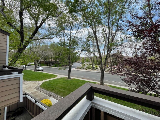 Building Photo - 2 Bedroom and 1 Bathroom South Reno Condo