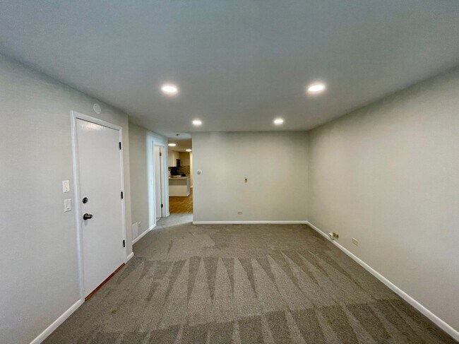 Building Photo - Freshly Renovated 3-Bed in Jefferson Park – In-Unit Laundry & Modern Upgrades!