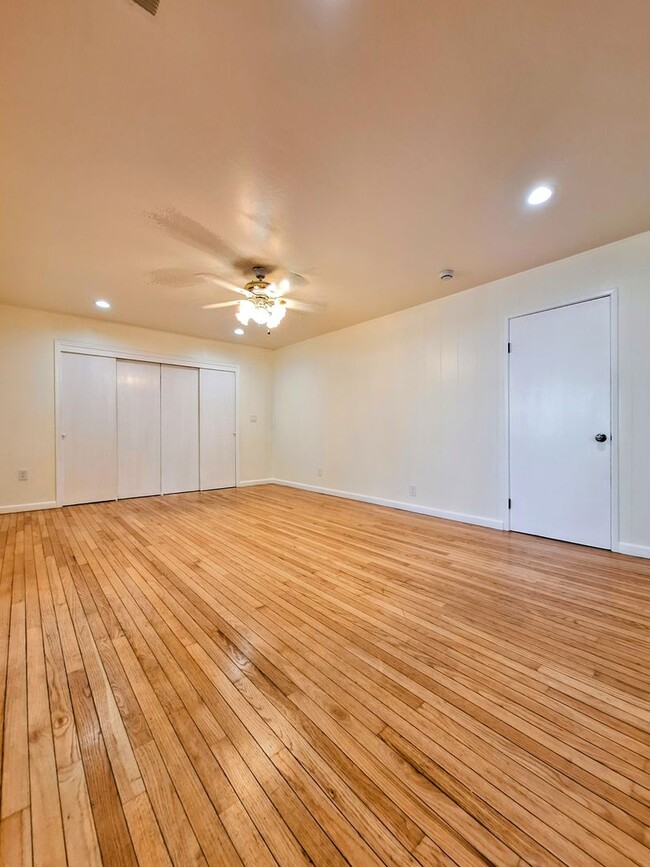 Building Photo - Beautifully Remodeled 3bd Single Story House With Bonus Room & Storage Space!