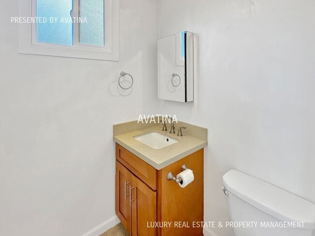 Building Photo - 1223 Manulani St