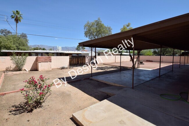 Building Photo - Spacious 3 Bed 2 Bath Eastside Home w/Huge Yard & Fireplace