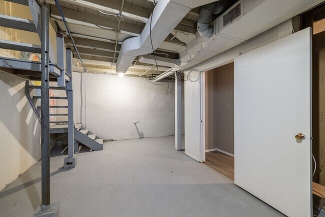 Building Photo - 3 Bedroom Midtown Home!