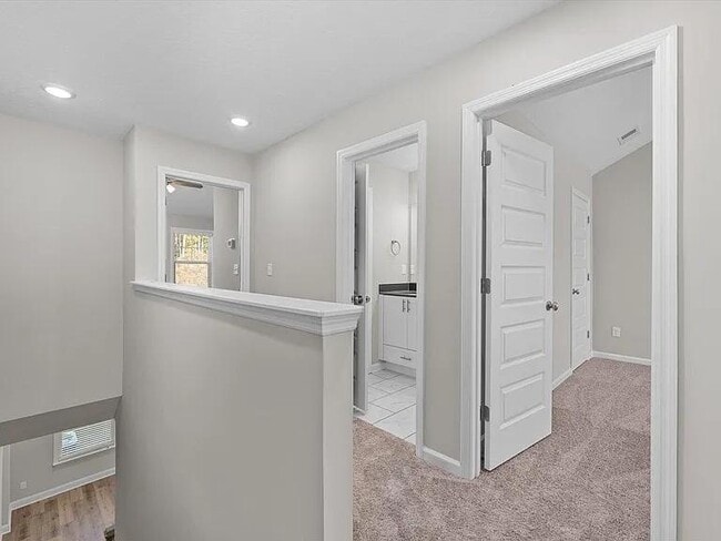 Building Photo - 214 Linsmore Ave