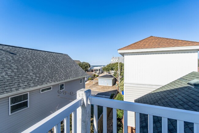 Building Photo - GORGEOUS 3bd EAST BEACH HOME WITH BAY VIEWS