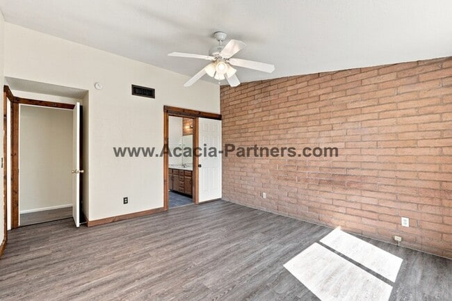 Building Photo - Spacious Three Bedroom/Three Bath Townhome