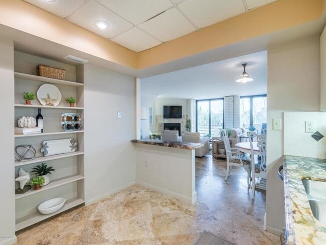 Building Photo - Beautiful Spinnakers Reach Condo
