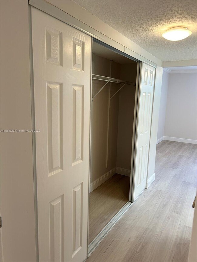 Building Photo - 9410 Live Oak Pl