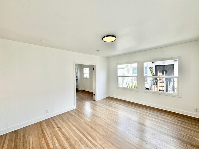 Primary Photo - 338 N Kingsley Dr