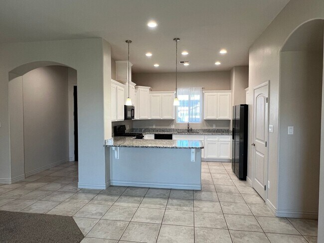 Building Photo - 4 BEDROOM HOME!