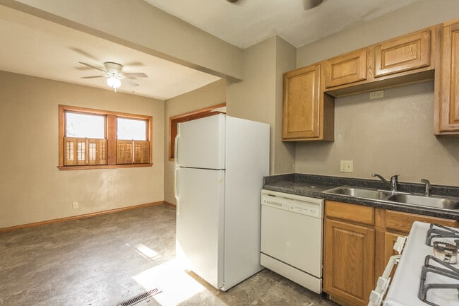 Building Photo - 2 Bedroom 2 Bathroom Home Available