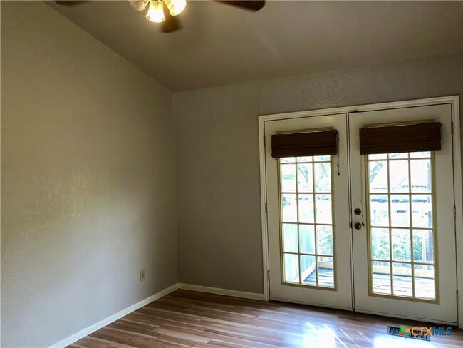 Building Photo - 615 Burleson St