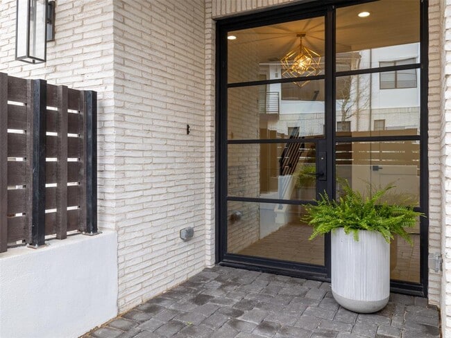 Building Photo - 800 Emilia Ct