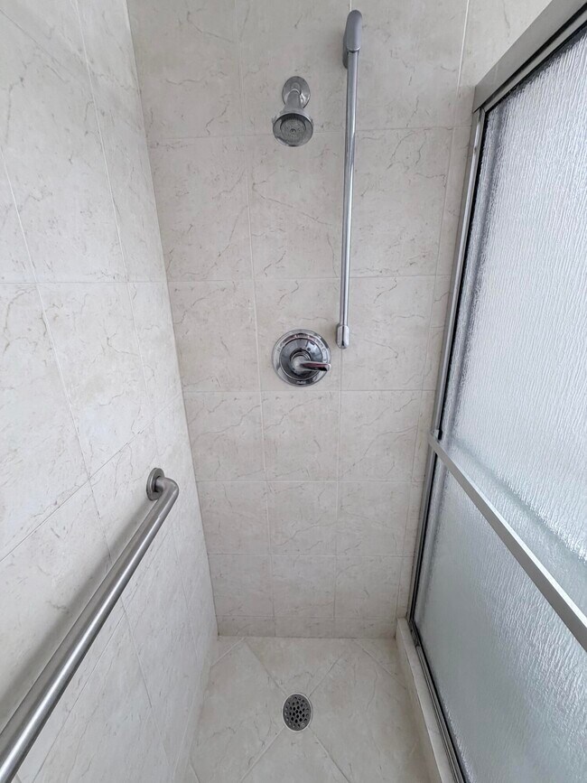 Building Photo - 1000 NE 14th Ave