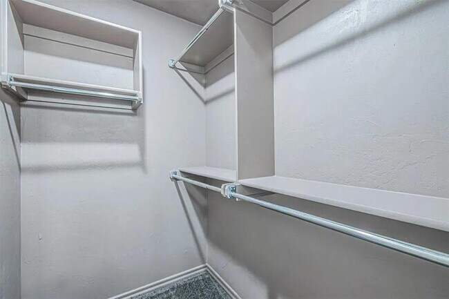 Building Photo - 1706 Highland Loop