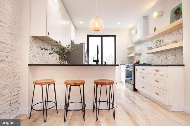 Building Photo - 2539 Collins St