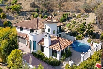 Building Photo - 16581 Vía Floresta