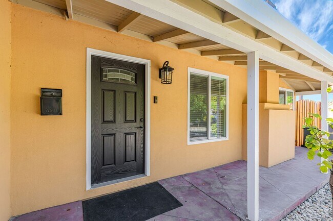 Building Photo - Beautifully Maintained 3-Bedroom Home l Hu...