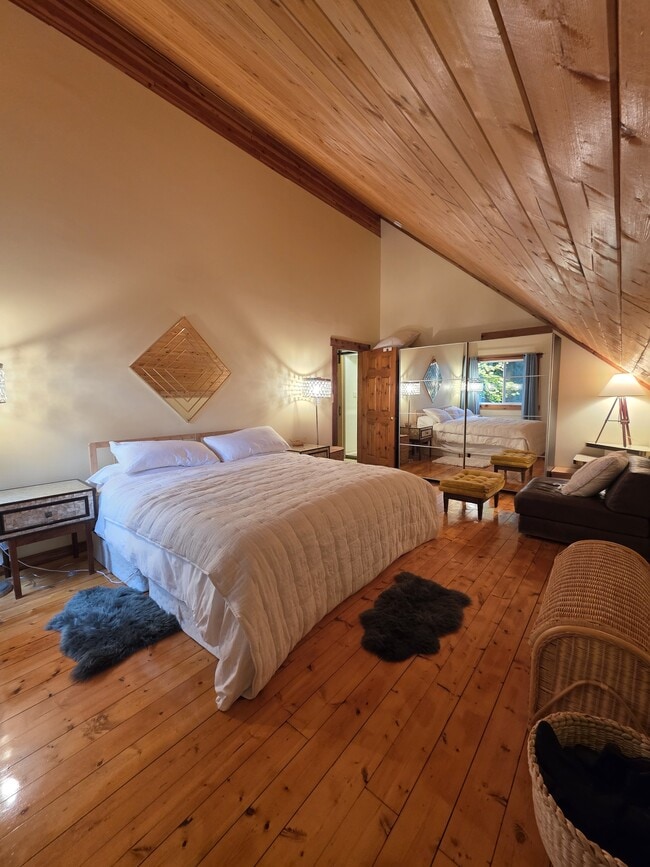 Building Photo - 713 Claire Ln