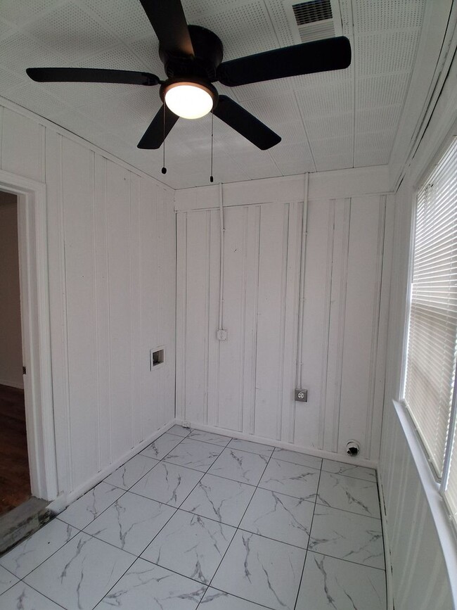 Building Photo - Spacious 2 bedroom 1 bath home for lease