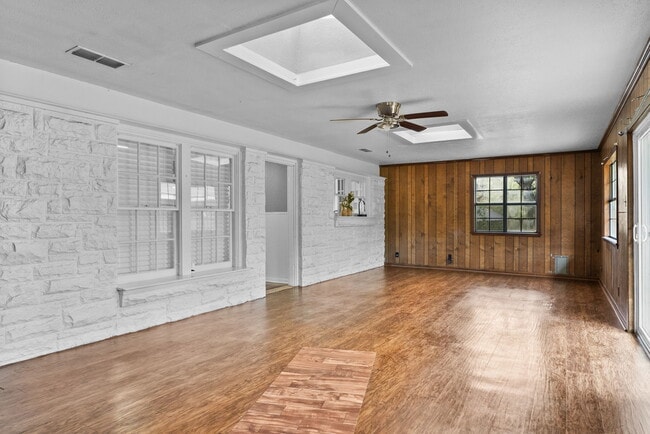 Building Photo - 901 N Azalea Dr