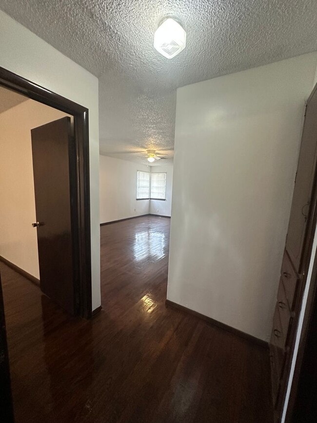 Building Photo - 4 Bed, 2 Bath, 2 dInng, 2 Living