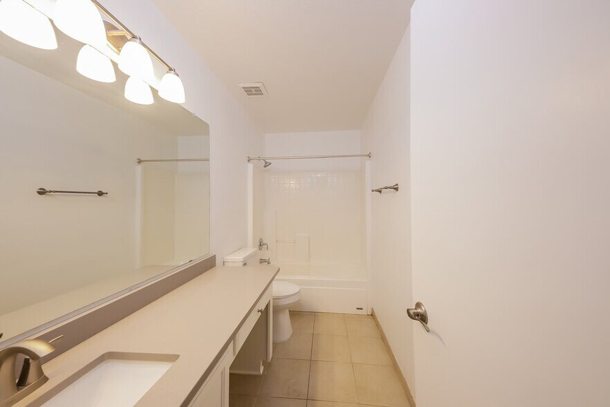 Building Photo - 2255 E Parkside Ln