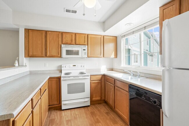 Building Photo - Bright End-Unit Townhome with 3 Beds, 2.5 ...