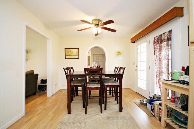 Building Photo - Pet Friendly, One Level Living in Johnson ...
