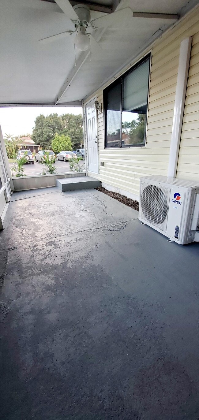 Building Photo - 560 7th Pl