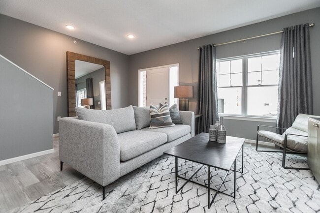 Building Photo - Fully Furnished Townhome Blocks Away From Downtown, Flexible Leasing Terms!
