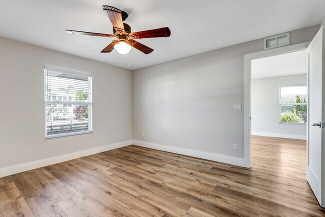Building Photo - ** NEAR DOWNTOWN ** 2 BED / 2 BATH CONDO -...