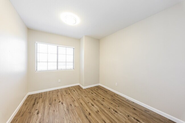 Building Photo - 8557 W Voltaire Ave