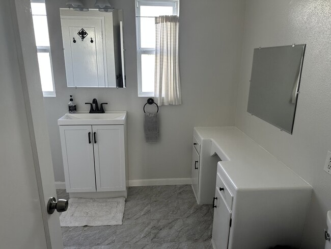 Building Photo - 338 S F St