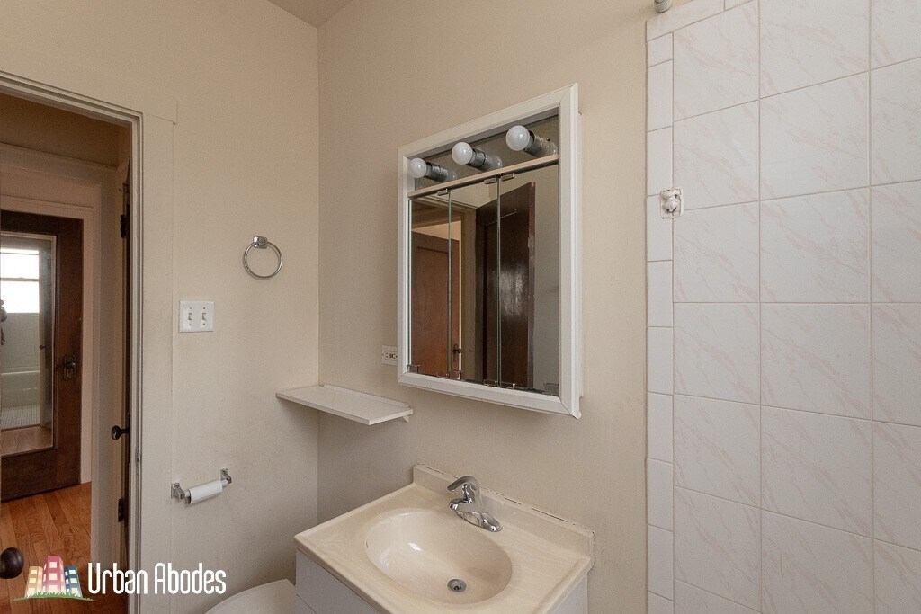 Building Photo - 4224 N Paulina St