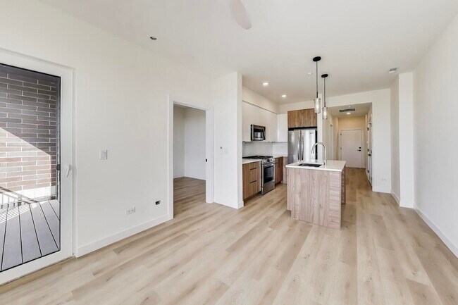 Building Photo - 1950 W Lawrence Ave